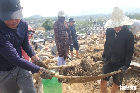 Người thân có mộ thất lạc ở nghĩa trang Hòa Sơn phải làm sao? - Ảnh 1. Người thân có mộ thất lạc ở nghĩa trang Hòa Sơn phải làm sao? - Ảnh 1.