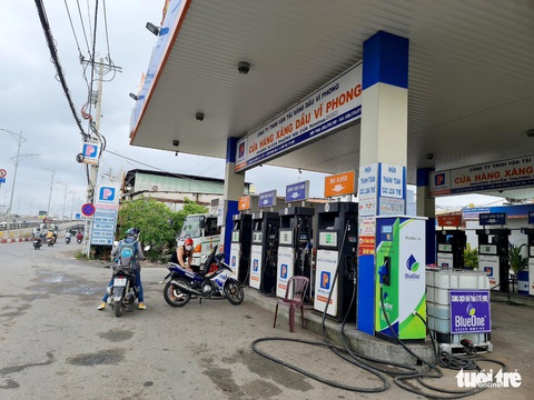 Một số cây xăng ở TP.HCM tái diễn ‘hết xăng, còn dầu’ - Ảnh 6. Một số cây xăng ở TP.HCM tái diễn ‘hết xăng, còn dầu’ - Ảnh 6.