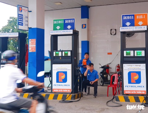 Một số cây xăng ở TP.HCM tái diễn ‘hết xăng, còn dầu’ - Ảnh 1. Một số cây xăng ở TP.HCM tái diễn ‘hết xăng, còn dầu’ - Ảnh 1.
