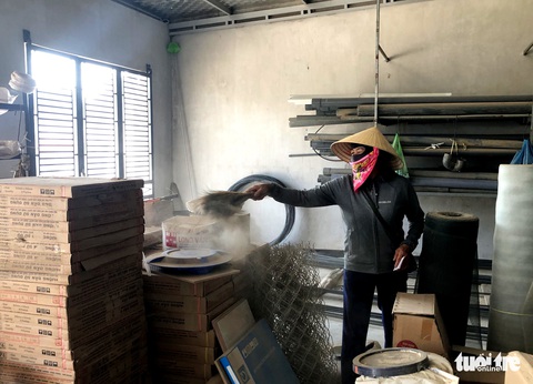 Người dân dùng đá, xe kéo chắn ngang vì đường trăm tỉ đang làm quá bụi - Ảnh 4. Người dân dùng đá, xe kéo chắn ngang vì đường trăm tỉ đang làm quá bụi - Ảnh 4.