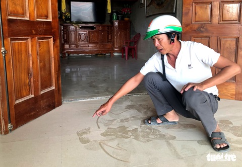 Người dân dùng đá, xe kéo chắn ngang vì đường trăm tỉ đang làm quá bụi - Ảnh 5. Người dân dùng đá, xe kéo chắn ngang vì đường trăm tỉ đang làm quá bụi - Ảnh 5.