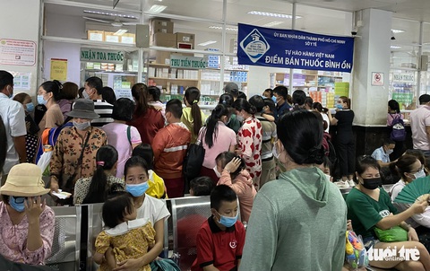 Trẻ mắc bệnh hô hấp vẫn đang tăng mạnh, bệnh viện tìm nhiều cách giảm tải - Ảnh 1. Trẻ mắc bệnh hô hấp vẫn đang tăng mạnh, bệnh viện tìm nhiều cách giảm tải - Ảnh 1.