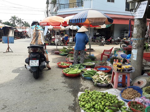 Ảnh hưởng triều cường và mưa, rau màu tăng giá gấp đôi, nhiều loại không có hàng - Ảnh 1. Ảnh hưởng triều cường và mưa, rau màu tăng giá gấp đôi, nhiều loại không có hàng - Ảnh 1.