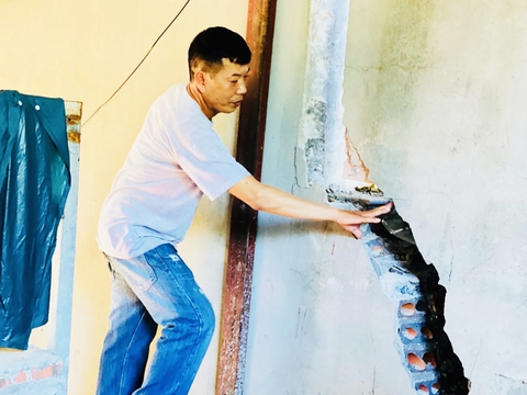 20 hộ dân có nhà gần mỏ khai thác sét ở Hạ Long bị sụt lún, nứt toác - Ảnh 1. 20 hộ dân có nhà gần mỏ khai thác sét ở Hạ Long bị sụt lún, nứt toác - Ảnh 1.