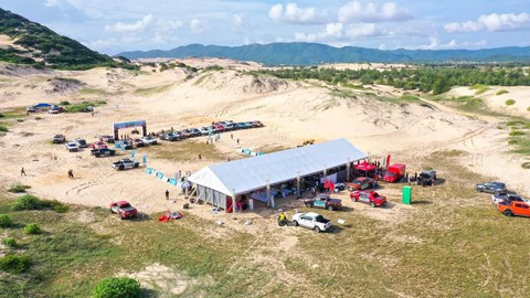 Ngoạn mục cuộc đua chinh phục ‘tiểu sa mạc trên biển’ ở Khánh Hòa - Ảnh 1. Ngoạn mục cuộc đua chinh phục ‘tiểu sa mạc trên biển’ ở Khánh Hòa - Ảnh 1.