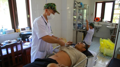 Trực thăng đưa ngư dân từ Trường Sa vào đất liền chữa trị - Ảnh 1. Trực thăng đưa ngư dân từ Trường Sa vào đất liền chữa trị - Ảnh 1.