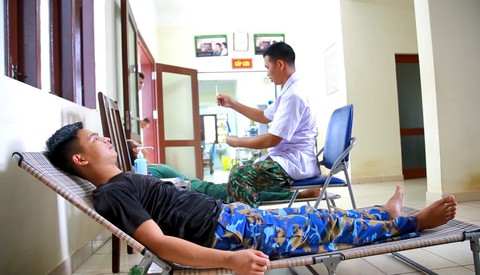 Trực thăng đưa ngư dân từ Trường Sa vào đất liền chữa trị - Ảnh 2. Trực thăng đưa ngư dân từ Trường Sa vào đất liền chữa trị - Ảnh 2.