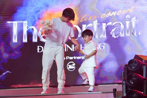Đàm Vĩnh Hưng bất ngờ công khai con trai ruột trong live show mừng sinh nhật - Ảnh 1. Đàm Vĩnh Hưng bất ngờ công khai con trai ruột trong live show mừng sinh nhật - Ảnh 1.