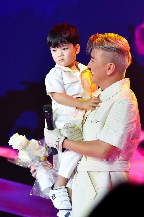 Đàm Vĩnh Hưng bất ngờ công khai con trai ruột trong live show mừng sinh nhật - Ảnh 3. Đàm Vĩnh Hưng bất ngờ công khai con trai ruột trong live show mừng sinh nhật - Ảnh 3.