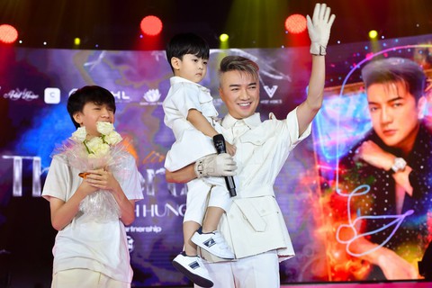 Đàm Vĩnh Hưng bất ngờ công khai con trai ruột trong live show mừng sinh nhật - Ảnh 2. Đàm Vĩnh Hưng bất ngờ công khai con trai ruột trong live show mừng sinh nhật - Ảnh 2.