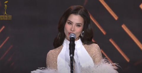 Chấn động: Fan hô tên Bảo Thy để chào đón Đông Nhi diễn tại chung kết Miss Grand Vietnam - Ảnh 3. Chấn động: Fan hô tên Bảo Thy để chào đón Đông Nhi diễn tại chung kết Miss Grand Vietnam - Ảnh 3.