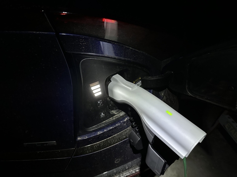 Dùng Kia EV6 sạc lại thiết bị gia dụng trong 8 ngày mất điện sau bão - Ảnh 3. Dùng Kia EV6 sạc lại thiết bị gia dụng trong 8 ngày mất điện sau bão - Ảnh 3.