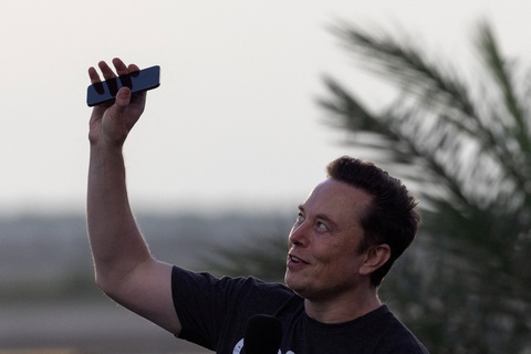 Tỉ phú Elon Musk cung cấp Internet vệ tinh cho khu vực thiệt hại do bão Ian - Ảnh 1. Tỉ phú Elon Musk cung cấp Internet vệ tinh cho khu vực thiệt hại do bão Ian - Ảnh 1.