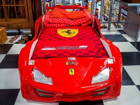 Đấu giá đồ vật mang logo Ferrari: Giường hơn trăm triệu, thùng rác 70 triệu - Ảnh 3. Đấu giá đồ vật mang logo Ferrari: Giường hơn trăm triệu, thùng rác 70 triệu - Ảnh 3.