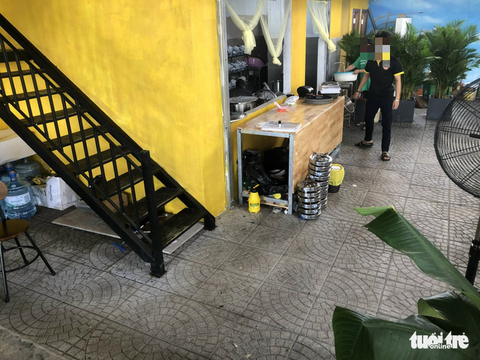 Người đàn ông ném tiền tung tóe trong quán ăn ở Đà Nẵng - Ảnh 2. Người đàn ông ném tiền tung tóe trong quán ăn ở Đà Nẵng - Ảnh 2.