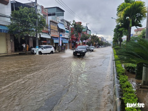 Mưa chỉ hơn 1 giờ nhưng trung tâm TP Kon Tum ngập sâu - Ảnh 4. Mưa chỉ hơn 1 giờ nhưng trung tâm TP Kon Tum ngập sâu - Ảnh 4.