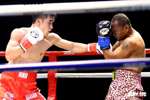 Tái xuất sau 3 năm, Trương Đình Hoàng hạ knock-out đối thủ Indonesia - Ảnh 5. Tái xuất sau 3 năm, Trương Đình Hoàng hạ knock-out đối thủ Indonesia - Ảnh 5.