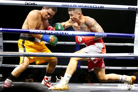 Tái xuất sau 3 năm, Trương Đình Hoàng hạ knock-out đối thủ Indonesia - Ảnh 2. Tái xuất sau 3 năm, Trương Đình Hoàng hạ knock-out đối thủ Indonesia - Ảnh 2.