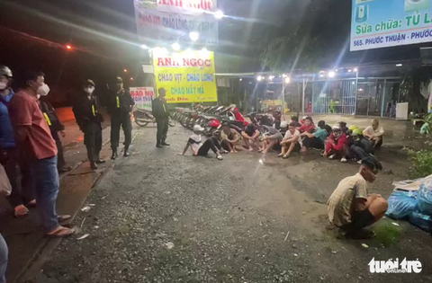 Quái xế táo tợn xịt hơi cay vào cảnh sát khi bị bắt vì tụ tập đua xe - Ảnh 2. Quái xế táo tợn xịt hơi cay vào cảnh sát khi bị bắt vì tụ tập đua xe - Ảnh 2.