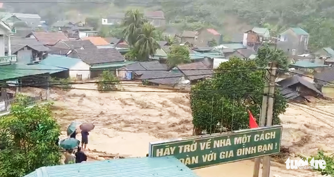 Lũ quét ở huyện biên giới Nghệ An cuốn trôi nhiều ô tô, nhà dân bị đổ sập - Ảnh 1. Lũ quét ở huyện biên giới Nghệ An cuốn trôi nhiều ô tô, nhà dân bị đổ sập - Ảnh 1.