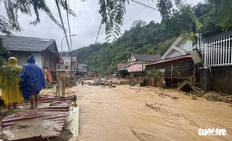 Lũ quét làm trôi ô tô, tràn đất đá vào ngân hàng, nhà cửa - Ảnh 3. Lũ quét làm trôi ô tô, tràn đất đá vào ngân hàng, nhà cửa - Ảnh 3.