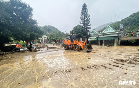 Lũ quét làm trôi ô tô, tràn đất đá vào ngân hàng, nhà cửa - Ảnh 5. Lũ quét làm trôi ô tô, tràn đất đá vào ngân hàng, nhà cửa - Ảnh 5.