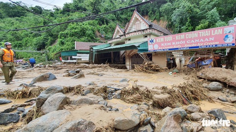 Lũ quét làm trôi ô tô, tràn đất đá vào ngân hàng, nhà cửa - Ảnh 9. Lũ quét làm trôi ô tô, tràn đất đá vào ngân hàng, nhà cửa - Ảnh 9.