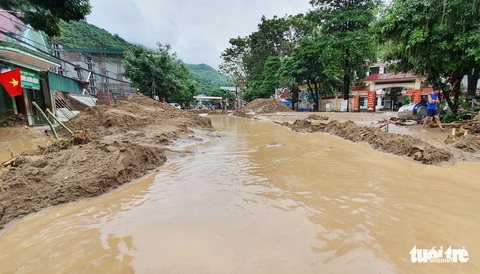 Lũ quét làm trôi ô tô, tràn đất đá vào ngân hàng, nhà cửa - Ảnh 6. Lũ quét làm trôi ô tô, tràn đất đá vào ngân hàng, nhà cửa - Ảnh 6.