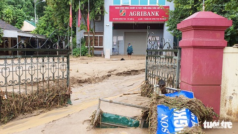 Lũ quét làm trôi ô tô, tràn đất đá vào ngân hàng, nhà cửa - Ảnh 7. Lũ quét làm trôi ô tô, tràn đất đá vào ngân hàng, nhà cửa - Ảnh 7.