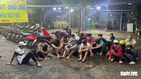 Quái xế táo tợn xịt hơi cay vào cảnh sát khi bị bắt vì tụ tập đua xe - Ảnh 1. Quái xế táo tợn xịt hơi cay vào cảnh sát khi bị bắt vì tụ tập đua xe - Ảnh 1.