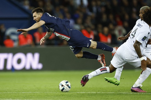 Messi sút phạt thần sầu giúp PSG lấy lại ngôi đầu bảng - Ảnh 2. Messi sút phạt thần sầu giúp PSG lấy lại ngôi đầu bảng - Ảnh 2.