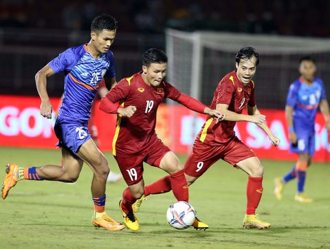 Quang Hải tìm vị trí tại Pau FC hay về đá AFF Cup? - Ảnh 1. Quang Hải tìm vị trí tại Pau FC hay về đá AFF Cup? - Ảnh 1.