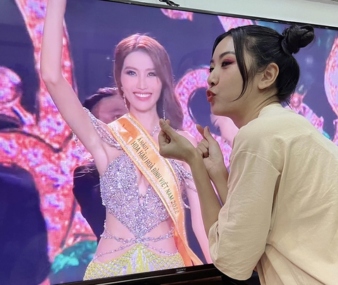 Ảnh vui sao Việt 2-10: Ngọc Trinh, Vũ Khắc Tiệp tình cảm bên con trai nuôi - Ảnh 10. Ảnh vui sao Việt 2-10: Ngọc Trinh, Vũ Khắc Tiệp tình cảm bên con trai nuôi - Ảnh 10.