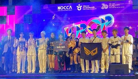 Tây, ta chen chân đứng nghe Kpop ở hồ Hoàn Kiếm - Ảnh 3. Tây, ta chen chân đứng nghe Kpop ở hồ Hoàn Kiếm - Ảnh 3.