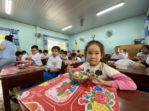 Học sinh vùng lũ trở lại trường: Không sách vở, không đồng phục - Ảnh 1. Học sinh vùng lũ trở lại trường: Không sách vở, không đồng phục - Ảnh 1.