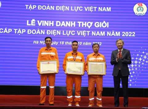 Vinh danh Thợ giỏi cho 12 công nhân EVNCPC - Ảnh 5. Vinh danh Thợ giỏi cho 12 công nhân EVNCPC - Ảnh 5.