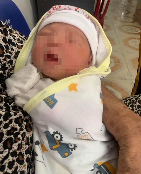 Bé gái sơ sinh bị bỏ rơi trước nhà hộ sinh ở TP Tuy Hòa - Ảnh 1. Bé gái sơ sinh bị bỏ rơi trước nhà hộ sinh ở TP Tuy Hòa - Ảnh 1.