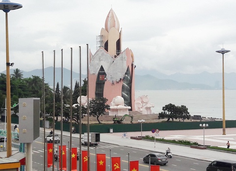 Lại sửa tại tháp Trầm Hương Nha Trang khiến người dân thắc mắc - Ảnh 1. Lại sửa tại tháp Trầm Hương Nha Trang khiến người dân thắc mắc - Ảnh 1.
