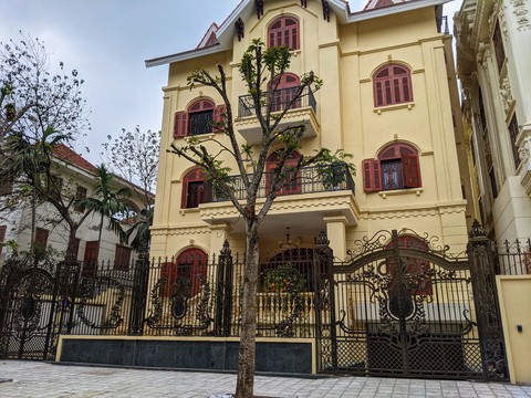 Vì sao chưa cưỡng chế biệt thự sai phép nghiêm trọng ở Cầu Giấy? - Ảnh 1. Vì sao chưa cưỡng chế biệt thự sai phép nghiêm trọng ở Cầu Giấy? - Ảnh 1.