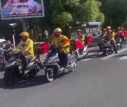 Chú rể dẫn đầu đoàn shipper đi rước dâu - Ảnh 2. Chú rể dẫn đầu đoàn shipper đi rước dâu - Ảnh 2.