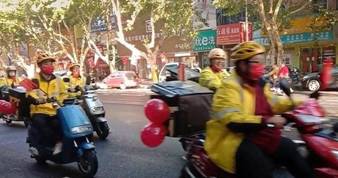 Chú rể dẫn đầu đoàn shipper đi rước dâu - Ảnh 3. Chú rể dẫn đầu đoàn shipper đi rước dâu - Ảnh 3.