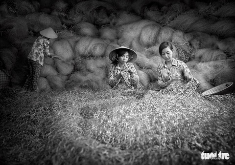 Đi tìm hình bóng phụ nữ Việt Nam qua những bức ảnh - Ảnh 8. Đi tìm hình bóng phụ nữ Việt Nam qua những bức ảnh - Ảnh 8.
