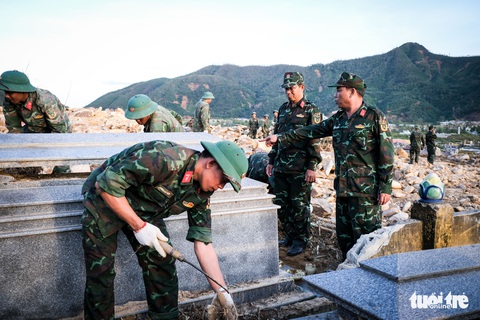 Quân đội dọn dẹp sạt lở, giúp dân tìm mồ mả bị vùi lấp sau lũ - Ảnh 5. Quân đội dọn dẹp sạt lở, giúp dân tìm mồ mả bị vùi lấp sau lũ - Ảnh 5.