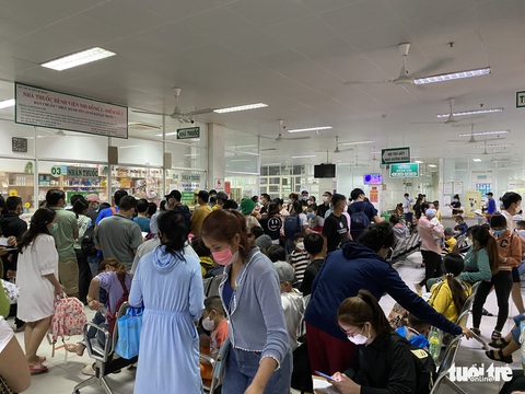 Bệnh hô hấp vào mùa, rồng rắn xếp hàng chờ khám ở Bệnh viện Nhi đồng 2 - Ảnh 2. Bệnh hô hấp vào mùa, rồng rắn xếp hàng chờ khám ở Bệnh viện Nhi đồng 2 - Ảnh 2.