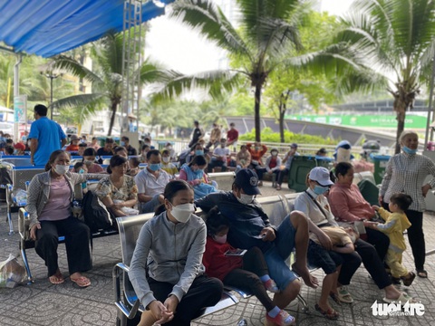 Bệnh hô hấp vào mùa, rồng rắn xếp hàng chờ khám ở Bệnh viện Nhi đồng 2 - Ảnh 5. Bệnh hô hấp vào mùa, rồng rắn xếp hàng chờ khám ở Bệnh viện Nhi đồng 2 - Ảnh 5.