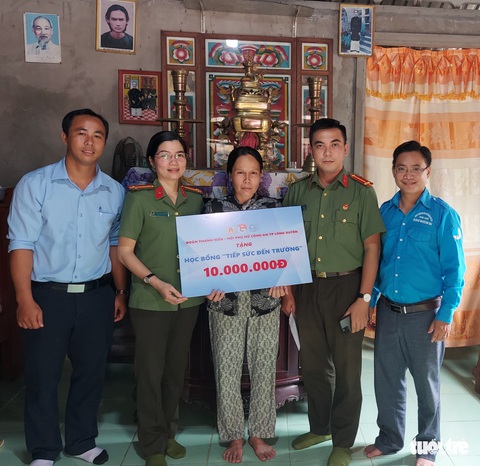 Bạn đọc Tuổi Trẻ tặng cô nữ sinh ước có thể lùi nhập học 2 tháng 15 triệu đồng - Ảnh 2. Bạn đọc Tuổi Trẻ tặng cô nữ sinh ước có thể lùi nhập học 2 tháng 15 triệu đồng - Ảnh 2.