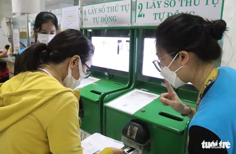 Bệnh hô hấp vào mùa, rồng rắn xếp hàng chờ khám ở Bệnh viện Nhi đồng 2 - Ảnh 4. Bệnh hô hấp vào mùa, rồng rắn xếp hàng chờ khám ở Bệnh viện Nhi đồng 2 - Ảnh 4.