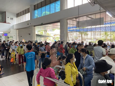 Bệnh hô hấp vào mùa, rồng rắn xếp hàng chờ khám ở Bệnh viện Nhi đồng 2 - Ảnh 1. Bệnh hô hấp vào mùa, rồng rắn xếp hàng chờ khám ở Bệnh viện Nhi đồng 2 - Ảnh 1.