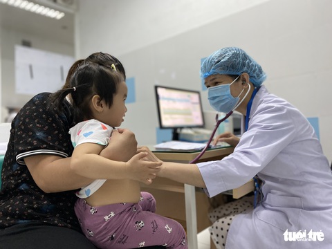 Bệnh hô hấp vào mùa, rồng rắn xếp hàng chờ khám ở Bệnh viện Nhi đồng 2 - Ảnh 3. Bệnh hô hấp vào mùa, rồng rắn xếp hàng chờ khám ở Bệnh viện Nhi đồng 2 - Ảnh 3.