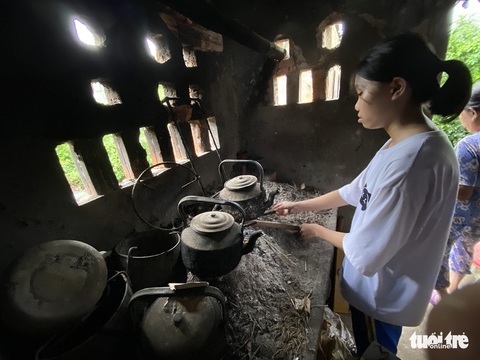 Cô bé vừa đi học, vừa quét chợ quê thành sinh viên đại học - Ảnh 4. Cô bé vừa đi học, vừa quét chợ quê thành sinh viên đại học - Ảnh 4.